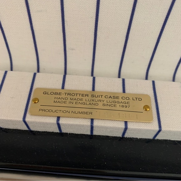 Like new Globetrotter Suitcase - Picture 5 of 10